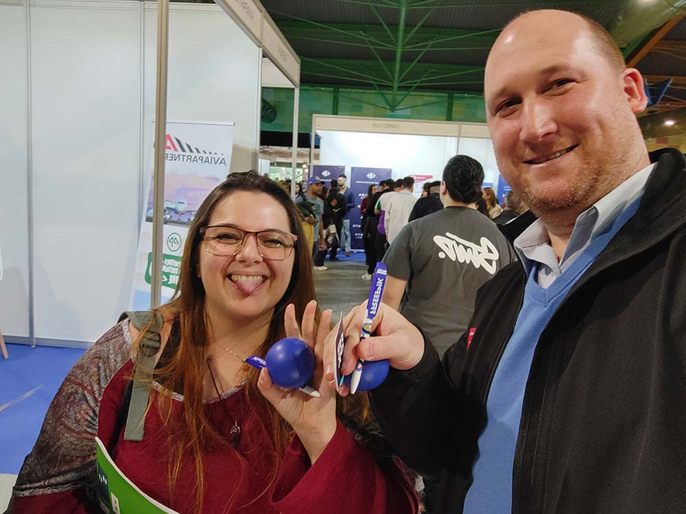 Martín Arnedo y Mireia en stand de Freepik - Feria Empleo Málaga